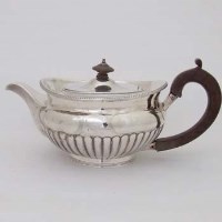 Lot 273 - George III London silver teapot