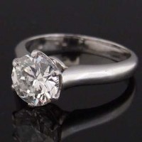 Lot 286 - Single stone diamond ring in platinum mount, with