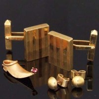Lot 307 - Pair 18ct gold cuff links; 18ct slipper