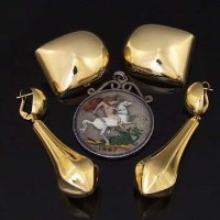 Lot 310 - Pair of 18ct gold Peter Wong cow-bell shaped