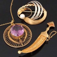 Lot 311 - Unmarked Jambiya brooch, Alexandolite pendant on chain, pearl bi-coloured brooch (3).