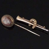 Lot 340 - Hunting horn brooch and a fox stick pin (2).