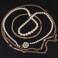 Lot 353 - 9ct gold chain and a 14ct gold bangle, cultured pearl necklace.