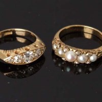 Lot 447 - 18ct gold and diamond graduated five stone ring