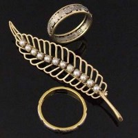 Lot 324 - Platinum and 22ct yellow gold band; 18ct white