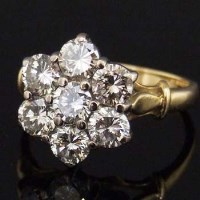 Lot 325 - 18ct gold diamond cluster ring