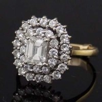 Lot 334 - 18ct gold and diamond cluster ring.
