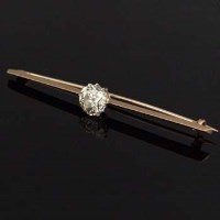 Lot 346 - Single stone diamond bar-brooch.