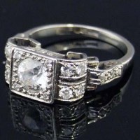 Lot 352 - Art deco diamond and platinum ring