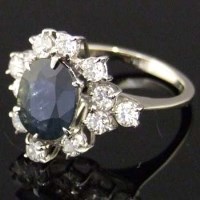 Lot 353 - Sapphire and diamond oval cluster ring in 18ct