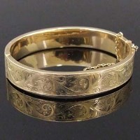 Lot 357 - 9ct gold hinged bangle.