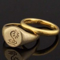 Lot 373 - 22ct gold plain band ring, 5.0g; 9ct gold signet