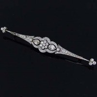 Lot 379 - Edwardian diamond bar brooch the central