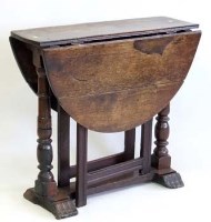 Lot 654 - Oak drop-leaf table.
