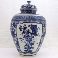 Lot 89 - Japanese Arita blue and white vase