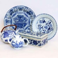 Lot 552 - Wanli blue and white dish, teapot, plate, box and