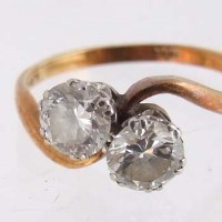 Lot 277 - 18ct gold cross-over diamond ring