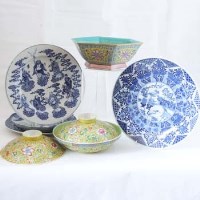 Lot 464 - Tongzhi hexagonal bowl; rice bowl and two covers; four blue and white plates.