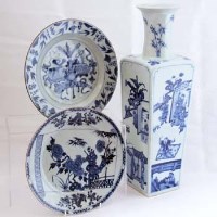 Lot 471 - Chinese blue and white plate, Kangxi period, another and a vase (3)