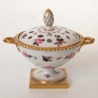 Lot 509 - Flight Bar and Barr pot pourri.