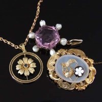 Lot 323 - 15ct pendant, oval brooch, amethyst pendant