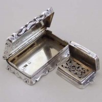 Lot 264 - G. Unite silver pill box and a vinaigrette.