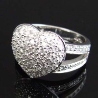 Lot 367 - Heart shaped pave ring