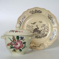Lot 542 - Creamware plate and a sucrier.