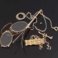 Lot 201 - 15ct gold & sapphire plaque brooch; gilt