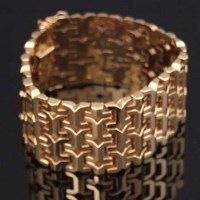 Lot 211 - 18ct gold mail bracelet, approximately 67.4g