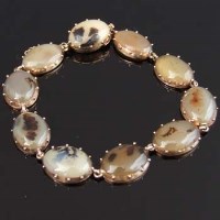 Lot 228 - Gold bracelet set with agate stones