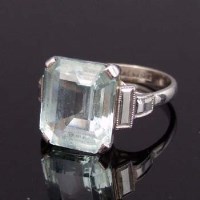 Lot 247 - Aquamarine white gold and platinum ring