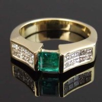 Lot 260 - Emerald and princess diamond ring, in 18ct yellow