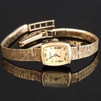 Lot 314 - Accurist lady's gold wristwatch on gold bracelet
