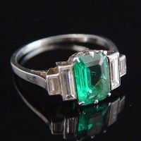 Lot 257 - Emerald and diamond ring