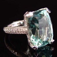 Lot 278 - 13ct aquamarine ring, cushion cut , in melee