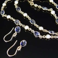 Lot 333 - Gold necklace set with amethysts and prarls and a