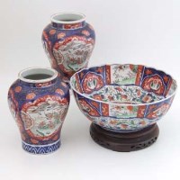 Lot 500 - Imari bowl plus pair of vases