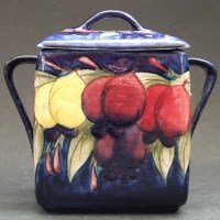 Lot 632 - Moorcroft lidded box