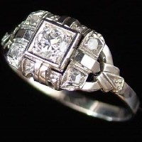 Lot 192 - 18ct gold art deco diamond ring