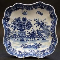 Lot 371 - Worcester bat pattern dish.