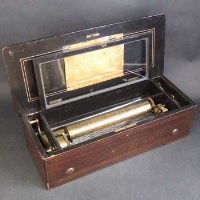 Lot 461 - Rosewood effect mechanical musical box