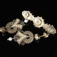 Lot 262 - 10ct gold pair of earrings and a brooch
