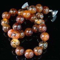 Lot 307 - Striped agate necklace, beads 14mm, on magnetic