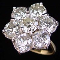 Lot 313 - Large diamond cluster ring