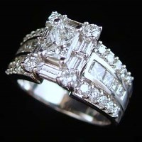 Lot 322 - Eighteen carat white gold and diamond ring