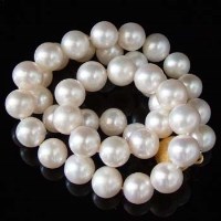 Lot 359 - Cultured freshwater pearl necklace, 10mm