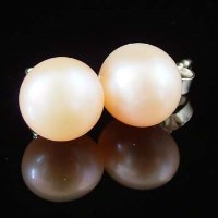 Lot 365 - Cultured freshwater pearl earrings