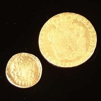 Lot 326 - Gold guinea 1774 and a gold quarter guinea (2)