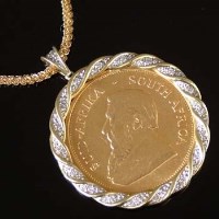 Lot 336 - South African Krugerrand 1970 in yellow metal and diamond mount with chain